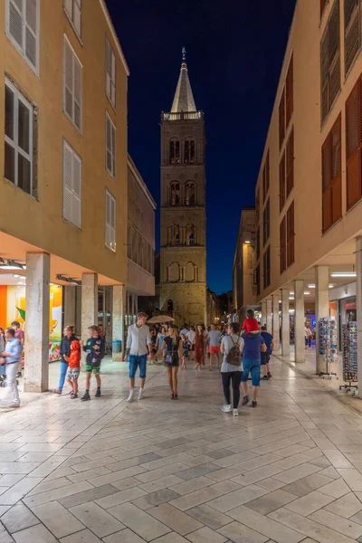 Zadar, Hırvatistan, 19 Temmuz 2020: Hırvatistan 'ın Zadar kentindeki Aziz Anastasia Katedrali' ne doğru Siroka Ulica 'dan geçen insanların gece görüşü