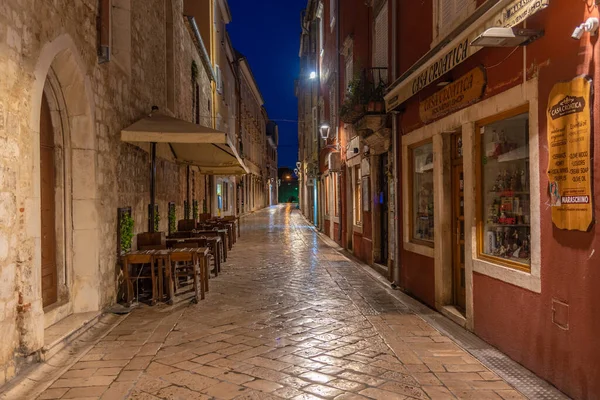 Zadar, Hırvatistan, 20 Temmuz 2020: Hırvatistan 'ın eski Zadar kentinde bir yayanın gündoğumu manzarası