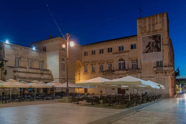 Zadar, Hırvatistan, 20 Temmuz 2020: Hırvatistan 'ın Zadar kentindeki Narodni trg meydanının gün doğumu manzarası