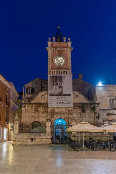 Zadar, Hırvatistan, 20 Temmuz 2020: Hırvatistan 'ın Zadar kentindeki Narodni trg meydanının gün doğumu manzarası