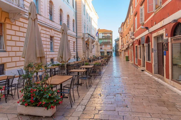 Zadar, Hırvatistan, 20 Temmuz 2020: Hırvatistan 'ın eski Zadar kentinde bir yayanın gündoğumu manzarası