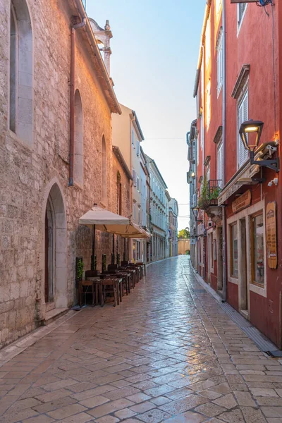 Zadar, Hırvatistan, 20 Temmuz 2020: Hırvatistan 'ın eski Zadar kentinde bir yayanın gündoğumu manzarası