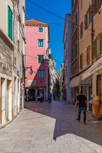 Sibenik, Hırvatistan, 21 Temmuz 2020: Hırvatistan 'ın eski Sibenik kentinde bir yaya caddesinin manzarası