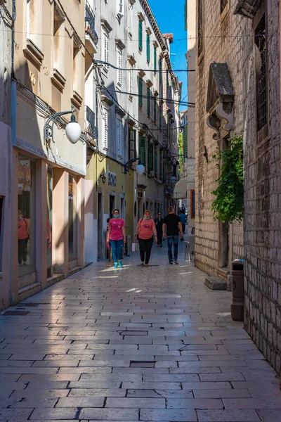 Sibenik, Hırvatistan, 21 Temmuz 2020: Hırvatistan 'ın eski Sibenik kentinde bir yaya caddesinin manzarası