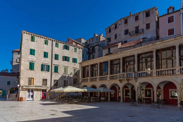 Sibenik, Hırvatistan, 21 Temmuz 2020: Hırvatistan 'ın Sibenik belediyesi güneşli bir günde izlendi