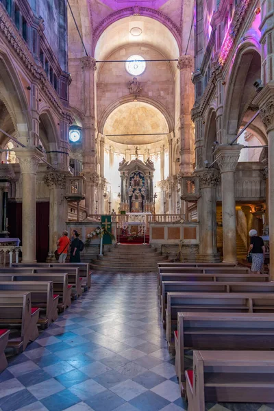 Sibenik, Hırvatistan, 21 Temmuz 2020: Hırvatistan 'ın Sibenik kentindeki Aziz James katedralinin içi