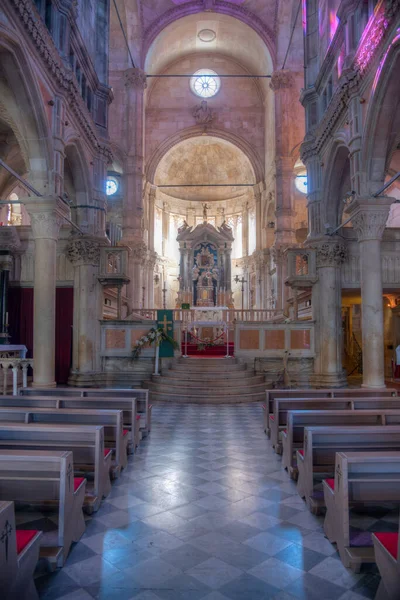 Sibenik, Hırvatistan, 21 Temmuz 2020: Hırvatistan 'ın Sibenik kentindeki Aziz James katedralinin içi