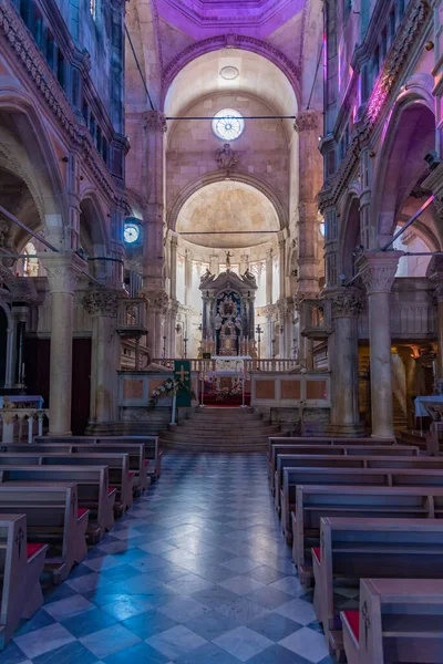 Sibenik, Hırvatistan, 21 Temmuz 2020: Hırvatistan 'ın Sibenik kentindeki Aziz James katedralinin içi