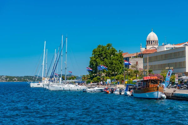 Sibenik, Hırvatistan, 21 Temmuz 2020: Saint James Katedrali, Saint Michael Kalesi ve Hırvatistan 'ın Sibenik limanı