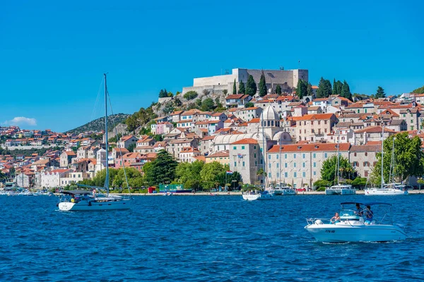 Sibenik, Hırvatistan, 21 Temmuz 2020: Aziz Michael kalesi ile Sibenik silueti