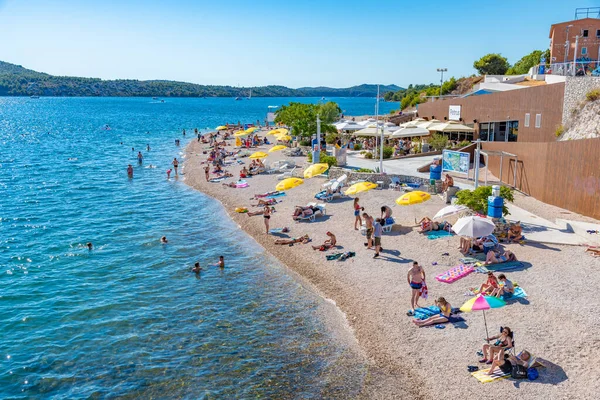 Sibenik, Hırvatistan, 21 Temmuz 2020: İnsanlar Hırvatistan 'ın Sibenik kentinde güneşli bir günün tadını çıkarıyorlar