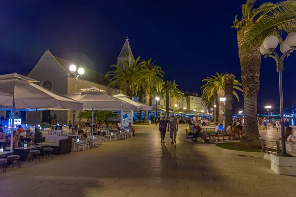 Trogir Chorvatsko Července 2020 Noci Lidé Procházejí Přímořské Promenádě Chorvatském — Stock fotografie