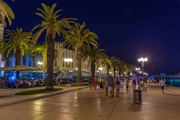 Trogir Chorwacja Lipca 2020 Ludzie Chodzą Nadmorskiej Promenadzie Nocą Trogirze — Zdjęcie stockowe