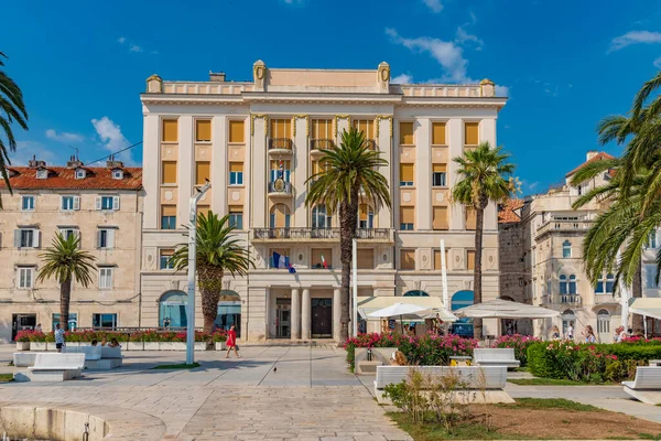 Split, Hırvatistan, 23 Temmuz 2020: Hırvatistan 'ın Split kentinde insanlar deniz kenarında yürüyor