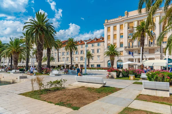 Split Horvátország 2020 Július Emberek Sétálnak Tengerparti Sétányon Splitben Horvátországban — Stock Fotó