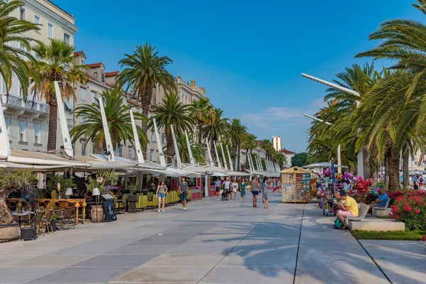 Split Chorvatsko Července 2020 Lidé Procházejí Přímořské Promenádě Splitu Chorvatsko — Stock fotografie