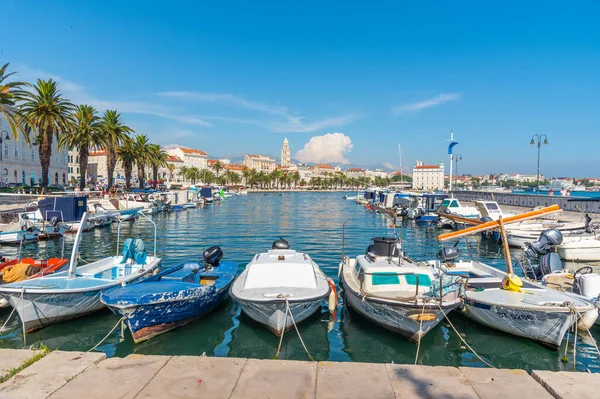 Split, Hırvatistan, 24 Temmuz 2020: Split şehri demirleyen teknelerin arkasında görülüyor