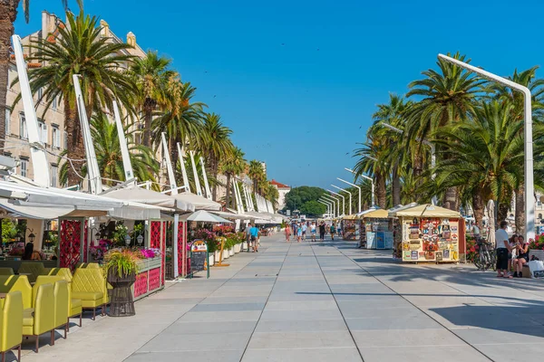 Split Chorvatsko Července 2020 Lidé Procházejí Přímořské Promenádě Splitu Chorvatsko — Stock fotografie