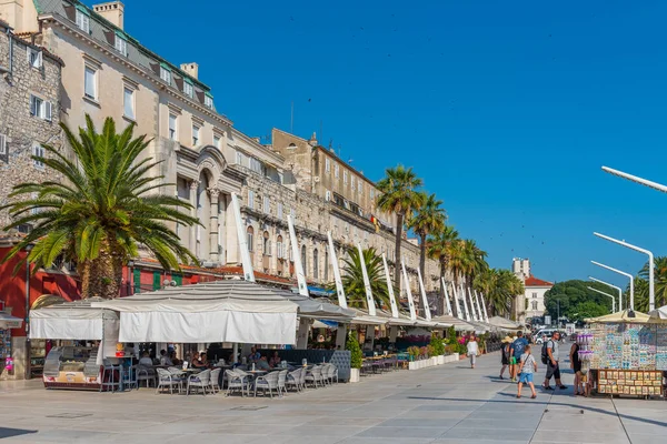 Split Kroatien Juli 2020 Menschen Spazieren Auf Der Strandpromenade Split — Stockfoto