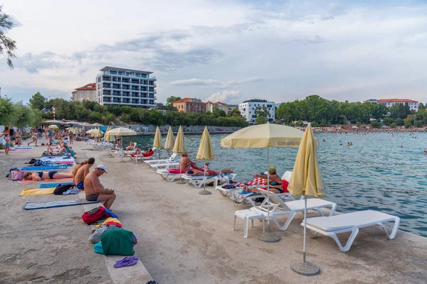 Split, Hırvatistan, 24 Temmuz 2020: İnsanlar Hırvatistan 'ın Split kentindeki Bacvice plajında güneşli bir günün tadını çıkarıyorlar