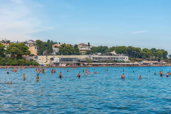 Split, Hırvatistan, 24 Temmuz 2020: İnsanlar Hırvatistan 'ın Split kentindeki Bacvice plajında güneşli bir günün tadını çıkarıyorlar