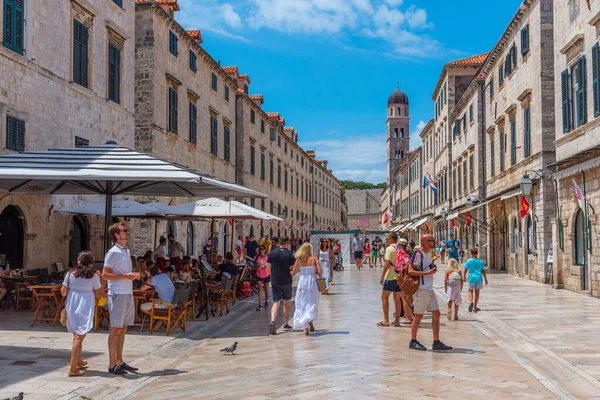 Dubrovnik, Hırvatistan, 25 Temmuz 2020: Hırvatistan 'ın Dubrovnik kentindeki Stradun Caddesi' nde insanlar geziniyor