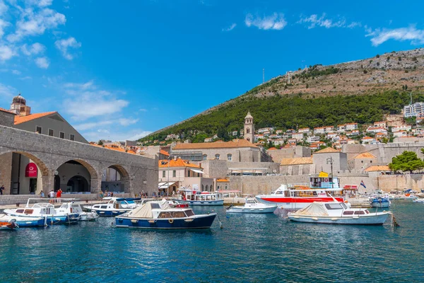 Dubrovnik, Hırvatistan, 25 Temmuz 2020: Gemiler Hırvatistan 'ın eski Dubrovnik limanında demirliyor