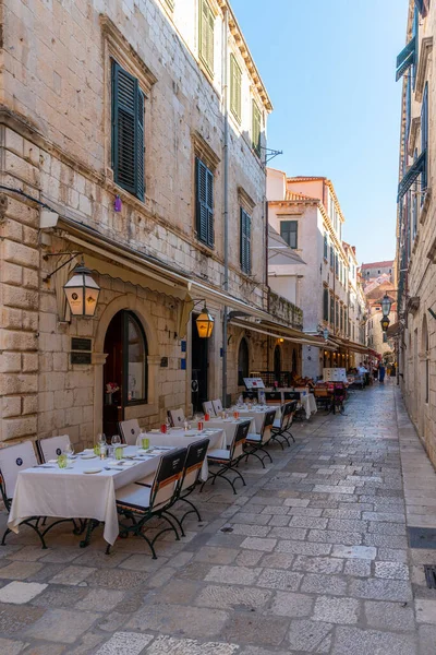 Dubrovnik Croacia Julio 2020 Mesas Restaurante Una Calle Estrecha Casco — Foto de Stock