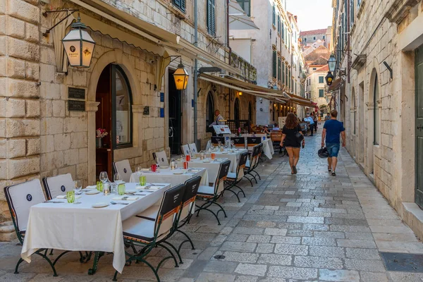 Dubrovnik Croacia Julio 2020 Mesas Restaurante Una Calle Estrecha Casco — Foto de Stock