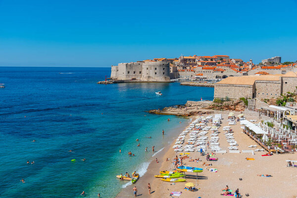 Дубровник, Хорватия, 26 июля 2020 года: Вид с воздуха на Дубровник за пляжем, Хорватия