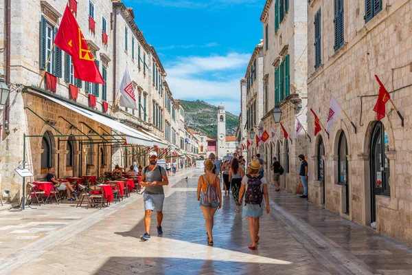 Dubrovnik, Hırvatistan, 26 Temmuz 2020: Hırvatistan 'ın Dubrovnik kentindeki Stradun Caddesi' nde insanlar geziniyor