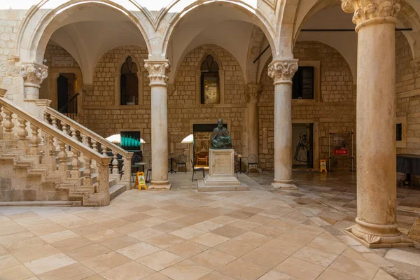 Dubrovnik, Hırvatistan, 26 Temmuz 2020: Hırvatistan 'ın Dubrovnik kentindeki Rektör Sarayı' nın iç avlusu