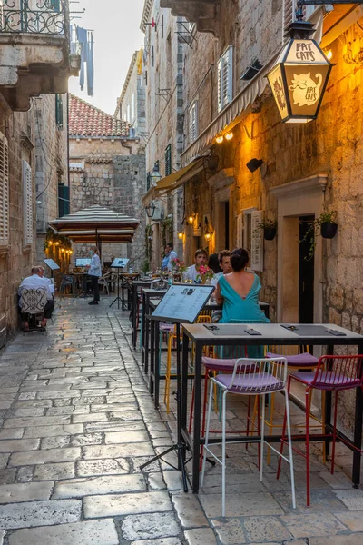 Dubrovnik Croacia Julio 2020 Vida Nocturna Una Calle Estrecha Casco — Foto de Stock