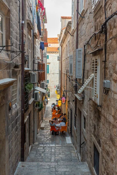 Dubrovnik, Hırvatistan, 26 Temmuz 2020: Hırvatistan 'ın Dubrovnik kentindeki dar bir sokakta gece hayatı