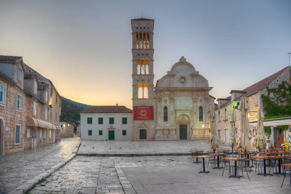 Hvar, Hırvatistan, 29 Temmuz 2020: Hırvatistan 'ın Hvar kentindeki Aziz Stephen katedralinin gündoğumu