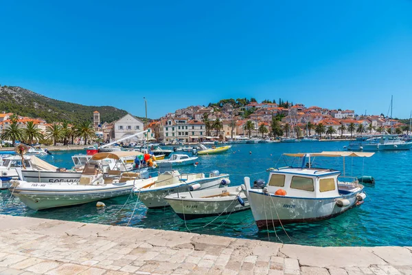 Hvar, Hırvatistan, 29 Temmuz 2020: Hırvatistan 'ın Hvar kentinde liman manzarası