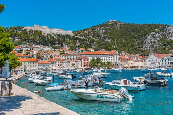 Hvar, Hırvatistan, 29 Temmuz 2020: Hırvatistan 'ın Hvar kentinin rıhtımında insanlar geziniyor