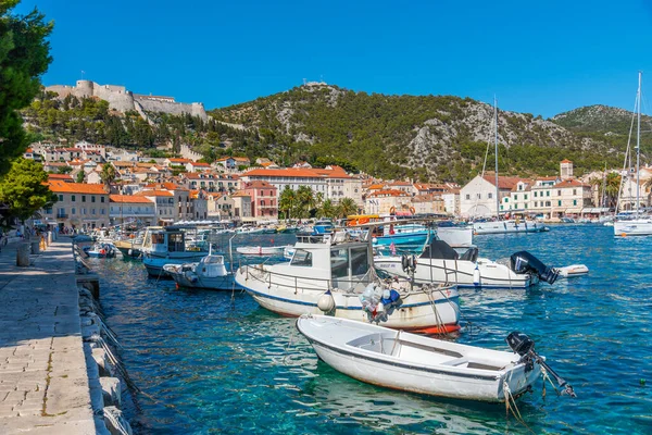 Hvar, Hırvatistan, 29 Temmuz 2020: Hırvatistan 'ın Hvar kentinin rıhtımında insanlar geziniyor