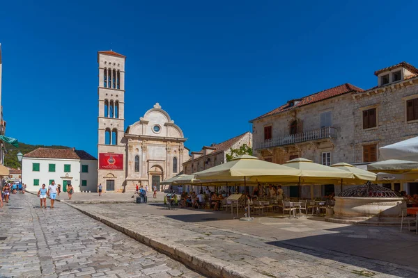 Hvar Horvátország 2020 Július Emberek Sétálgatnak Hvari Szent István Székesegyház — Stock Fotó