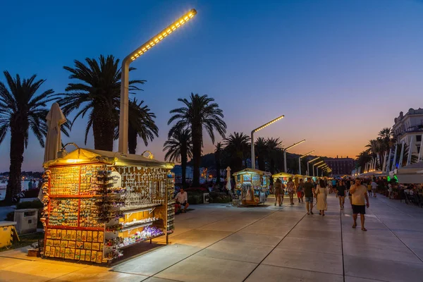 Split, Hırvatistan, 29 Temmuz 2020: Hırvatistan 'ın Split kentinde deniz kenarında yürüyen insanların gece görüşü