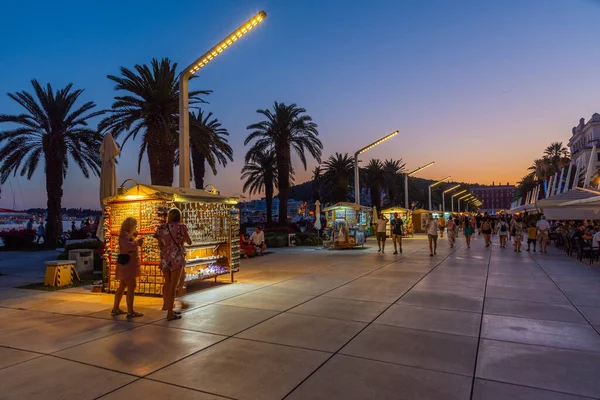 Split, Hırvatistan, 29 Temmuz 2020: Hırvatistan 'ın Split kentinde deniz kenarında yürüyen insanların gece görüşü