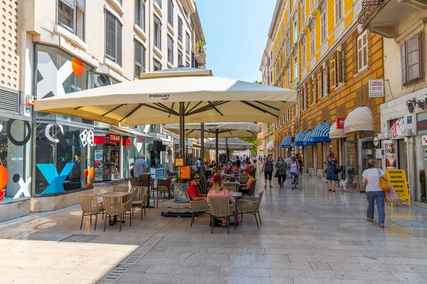 Rijeka Croácia Julho 2020 Pessoas Estão Sentadas Restaurante Uma Rua — Fotografia de Stock