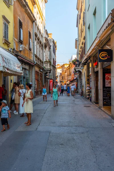 Pula Croacia Julio 2020 Gente Está Paseando Por Una Calle — Foto de Stock