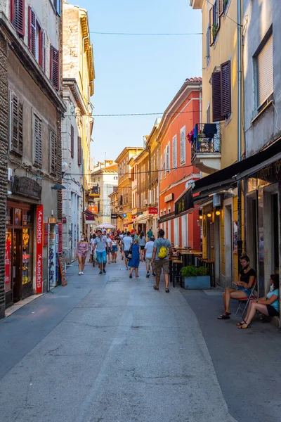 Pula, Hırvatistan, 30 Temmuz 2020: Hırvatistan 'ın Pula kentinde insanlar yaya caddelerinde geziniyor