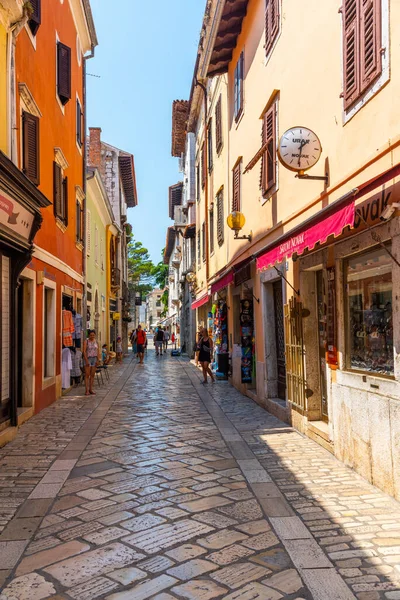 Porec Kroatien Juli 2020 Menschen Schlendern Durch Eine Fußgängerzone Porec — Stockfoto