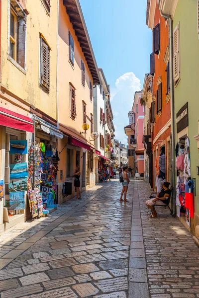 Porec Kroatien Juli 2020 Menschen Schlendern Durch Eine Fußgängerzone Porec — Stockfoto