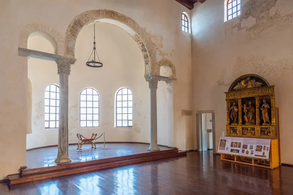 Porec, Hırvatistan, 31 Temmuz 2020: Hırvatistan 'ın Porec kentindeki piskoposluk bazilikasının içi