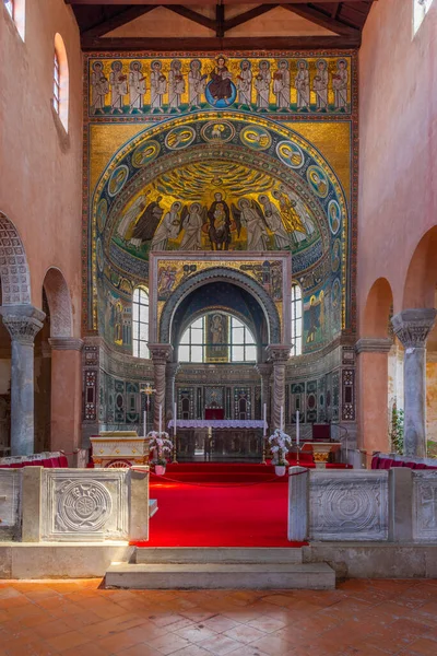 Porec, Hırvatistan, 31 Temmuz 2020: Hırvatistan 'ın Porec kentindeki piskoposluk bazilikasının güzel iç mekanı