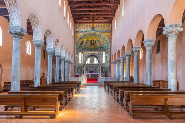 Porec, Hırvatistan, 31 Temmuz 2020: Hırvatistan 'ın Porec kentindeki piskoposluk bazilikasının güzel iç mekanı