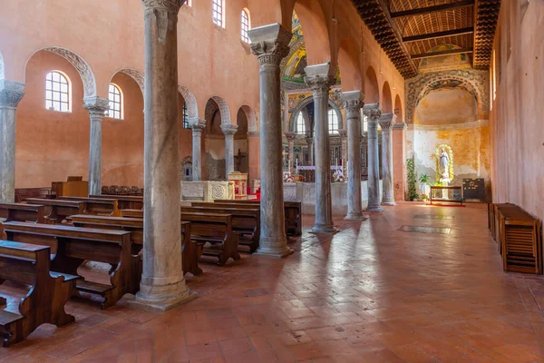 Porec, Hırvatistan, 31 Temmuz 2020: Hırvatistan 'ın Porec kentindeki piskoposluk bazilikasının güzel iç mekanı